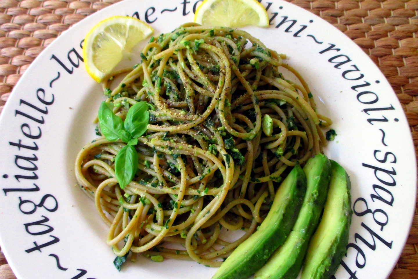 Pasta con pesto di avocado e spinaci