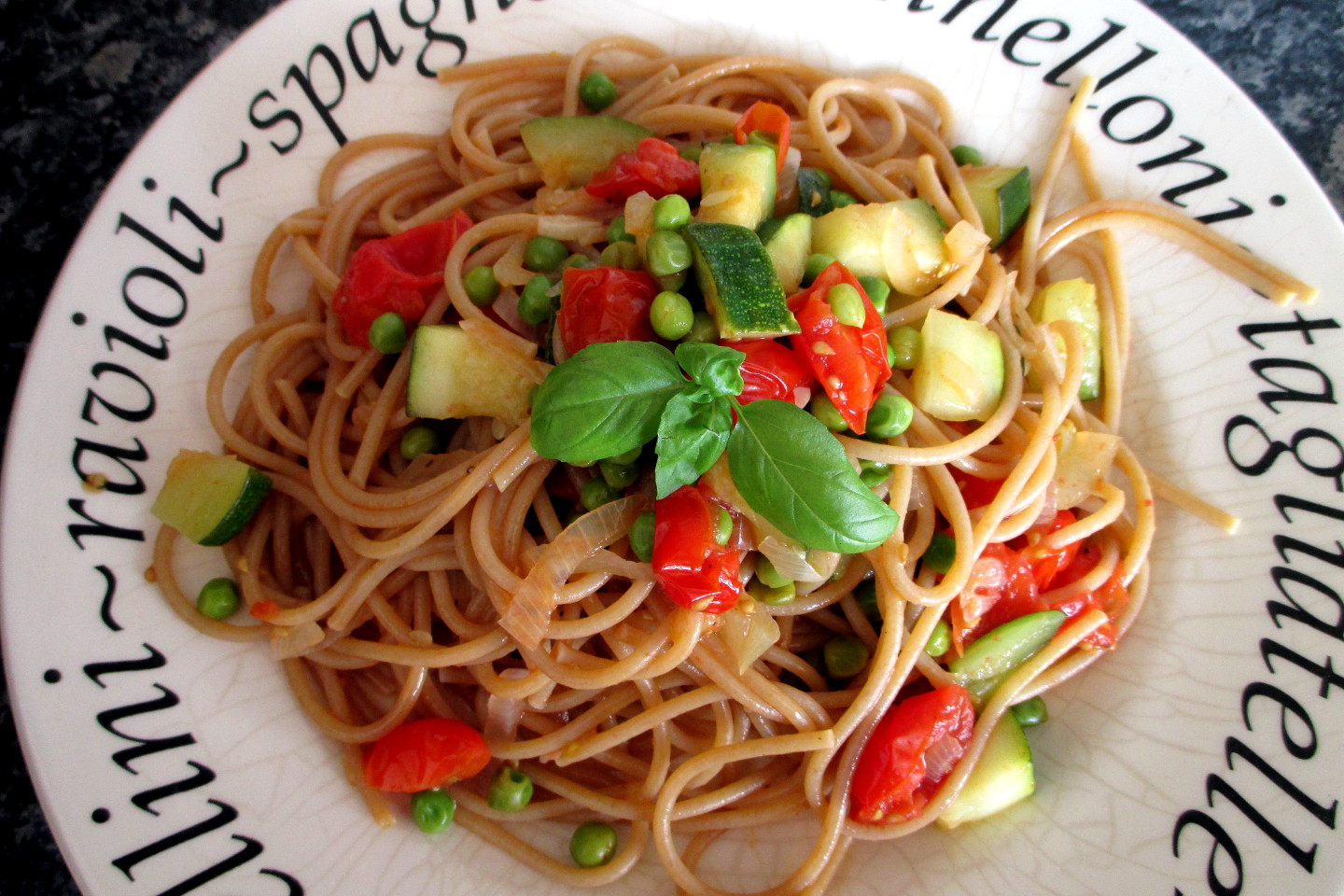 Pasta con piselli, zucchine e pomodorini