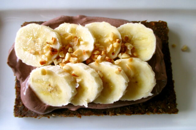 Tartine con crema al cioccolato e frutta