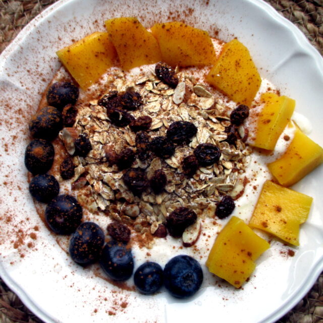 Yogurt con avena croccante e frutta