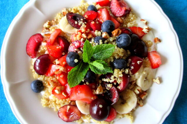 Yogurt con quinoa e frutta