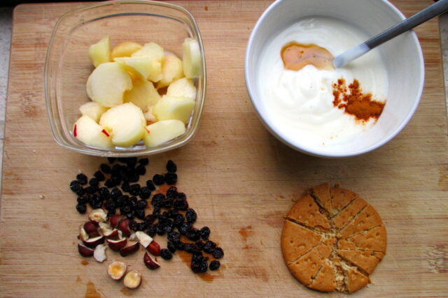 Ingredienti pronti sul tagliere per preparare la cheesecake allo yogurt nel bicchiere