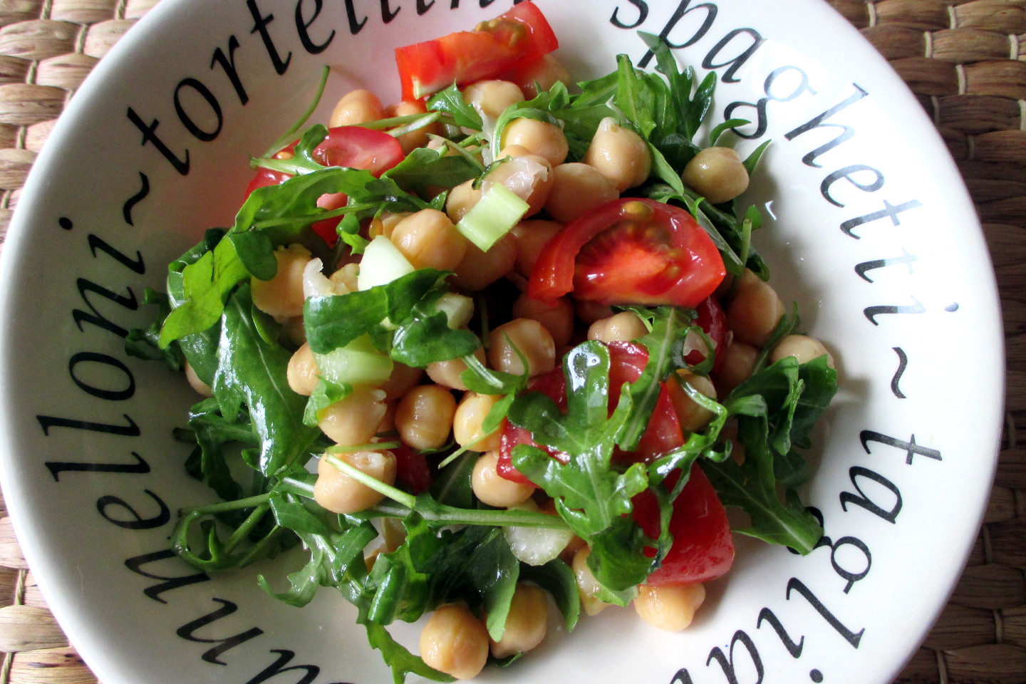 Insalata di ceci, pomodorini e rucola