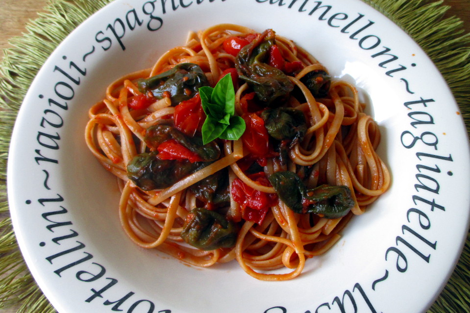 fine post) Pasta con friggitelli e pomodorini servita in piatto fondo con basilico