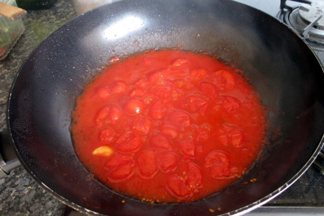 Pasta con friggitelli e pomodorini, sugo di pomodoro quasi pronto