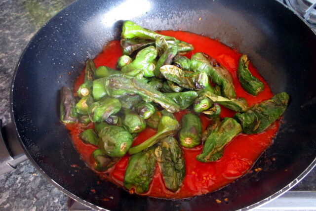 Pasta con friggitelli e pomodorini, friggitelli appena uniti al sugo