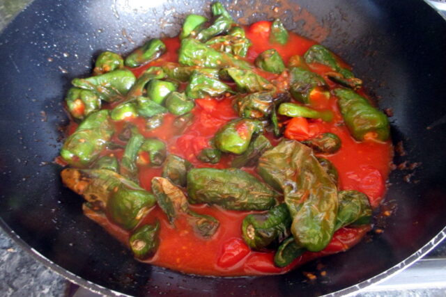 Pasta con friggitelli e pomodorini, friggitelli che si insaporiscono nel sugo
