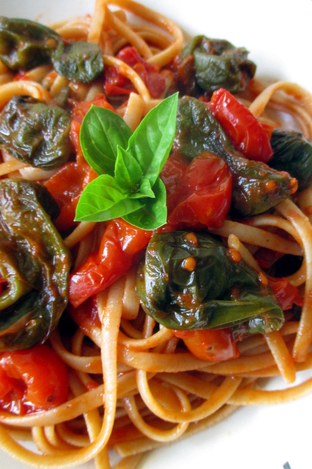 Pasta con friggitelli e pomodorini, primo piatto estivo con basilico fresco