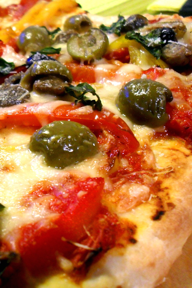 Pizza peperoni e olive light inquadratura dall'alto con condimento ben visibile