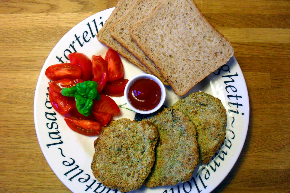 Spinacine di pollo light con pomodori, basilico, ketchup e pane integrale