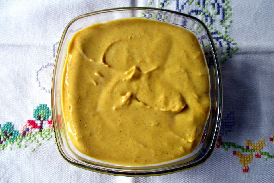 Ciotola di vetro con crema di zucca spalmabile dolce e speziata, pronta da gustare