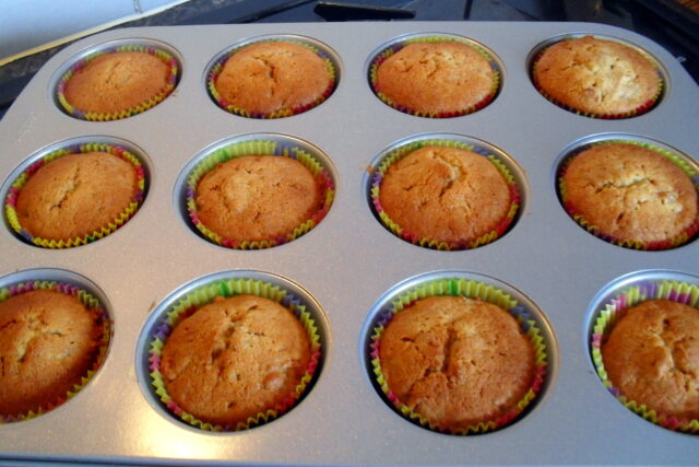 Cupcakes mela e cannella appena sfornate nella teglia da muffin