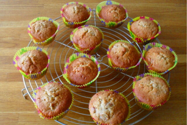 Cupcakes mela e cannella che si raffreddano su una gratella