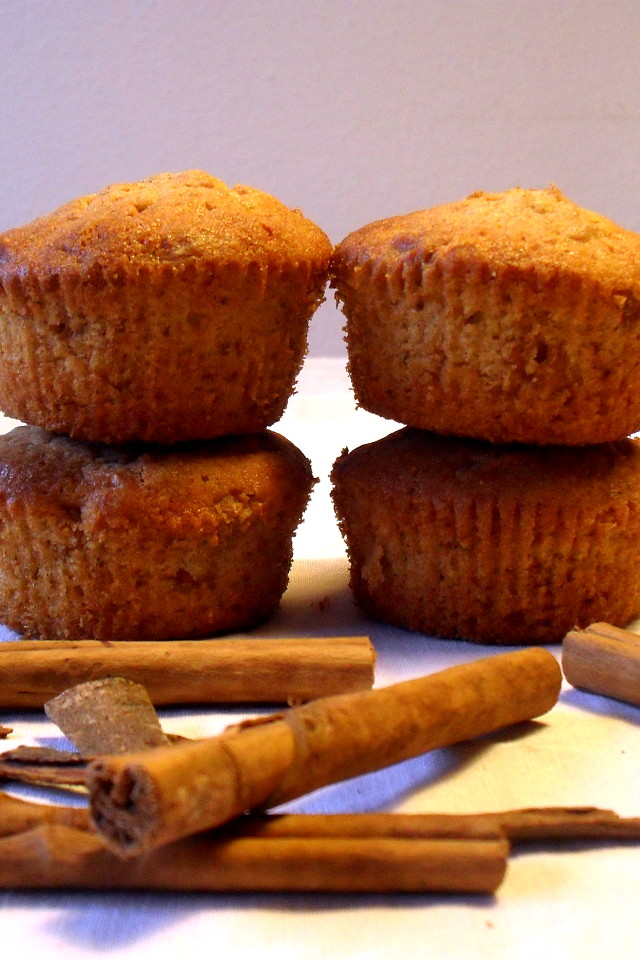 Cupcakes mela e cannella impilate con stecche di cannella