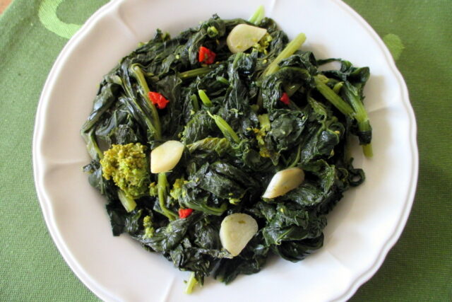 Cime di rapa aglio olio e peperoncino alla napoletana