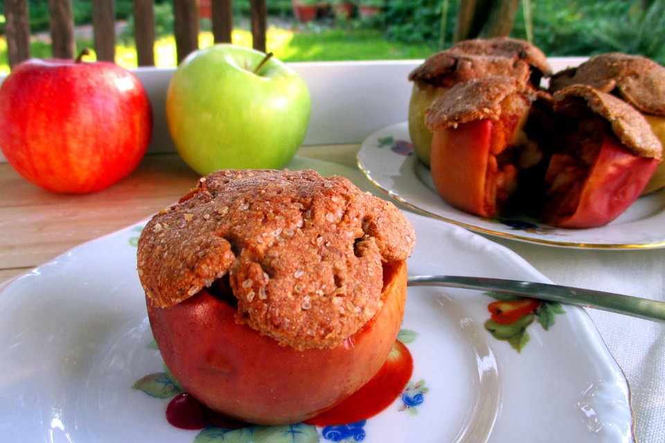 Mela ripiena apple pie cotta, con il coperchio di frolla integrale dorato e croccante