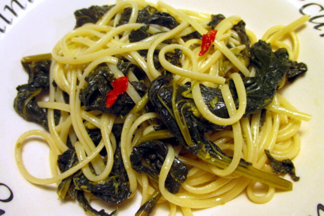 Pasta con cime di rapa, aglio, olio e peperoncino
