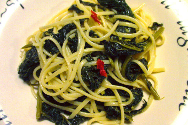 Pasta con cime di rapa e peperoncino rosso vista dall’alto nel piatto
