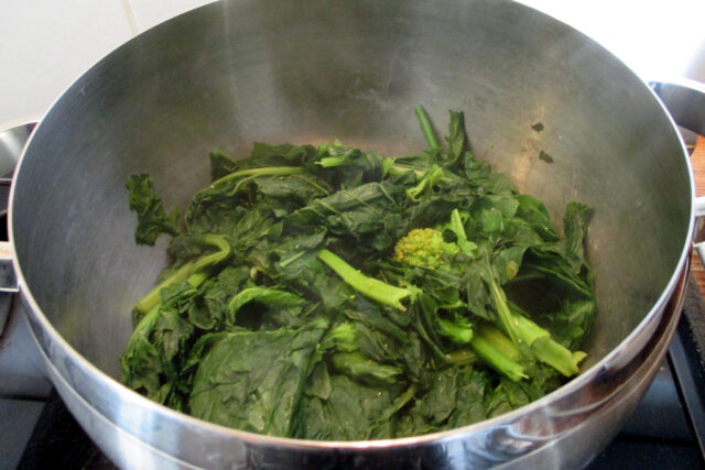 Cime di rapa lessate nella pentola, acqua da usare per la pasta