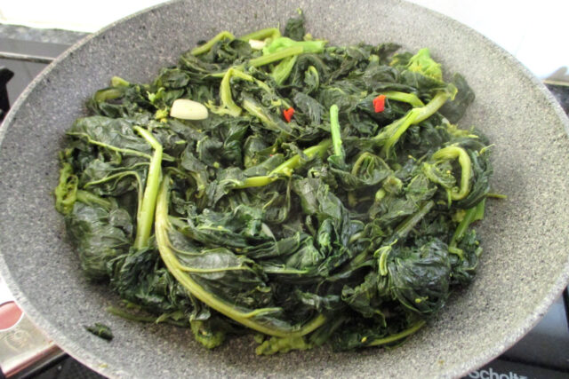 Cime di rapa insaporite in padella con aglio, olio e peperoncino