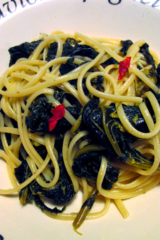 Piatto di linguine con cime di rapa e peperoncino, ricetta leggera