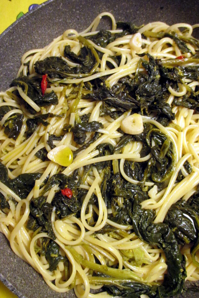 Pasta con cime di rapa saltata in padella con aglio a fettine