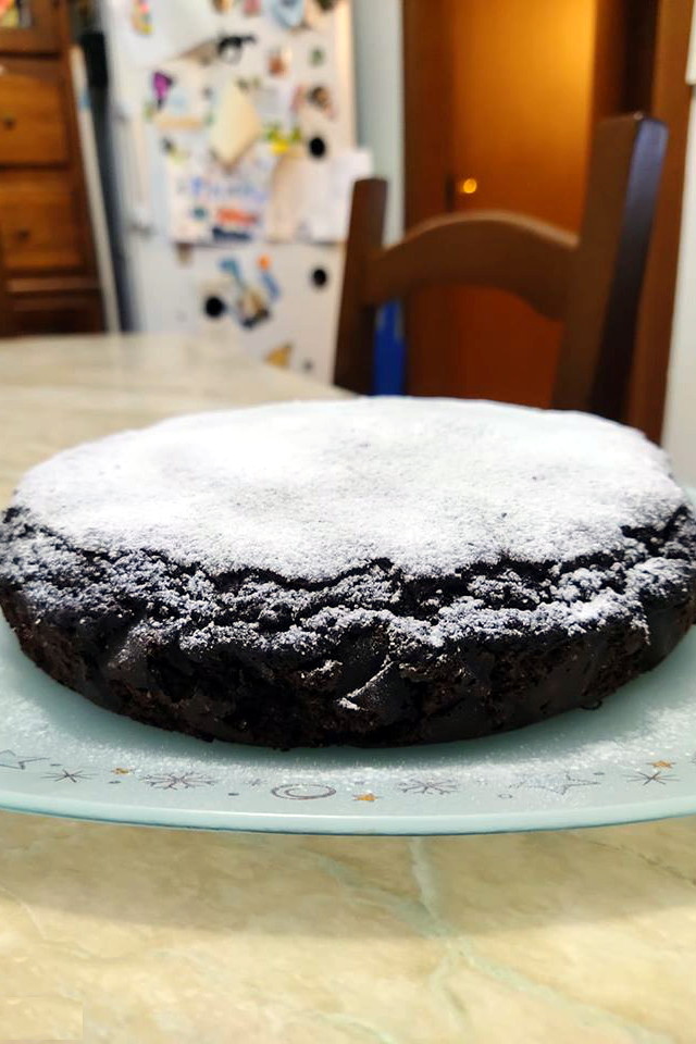 Torta cioccolato e arancia cotta in friggitrice ad aria, spolverata di zucchero a velo