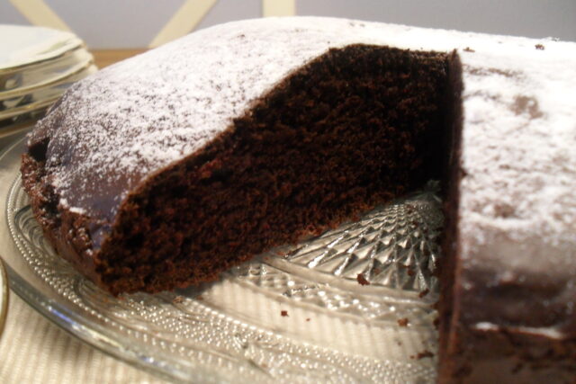 Torta cioccolato e arancia tagliata, con l’interno soffice e scuro
