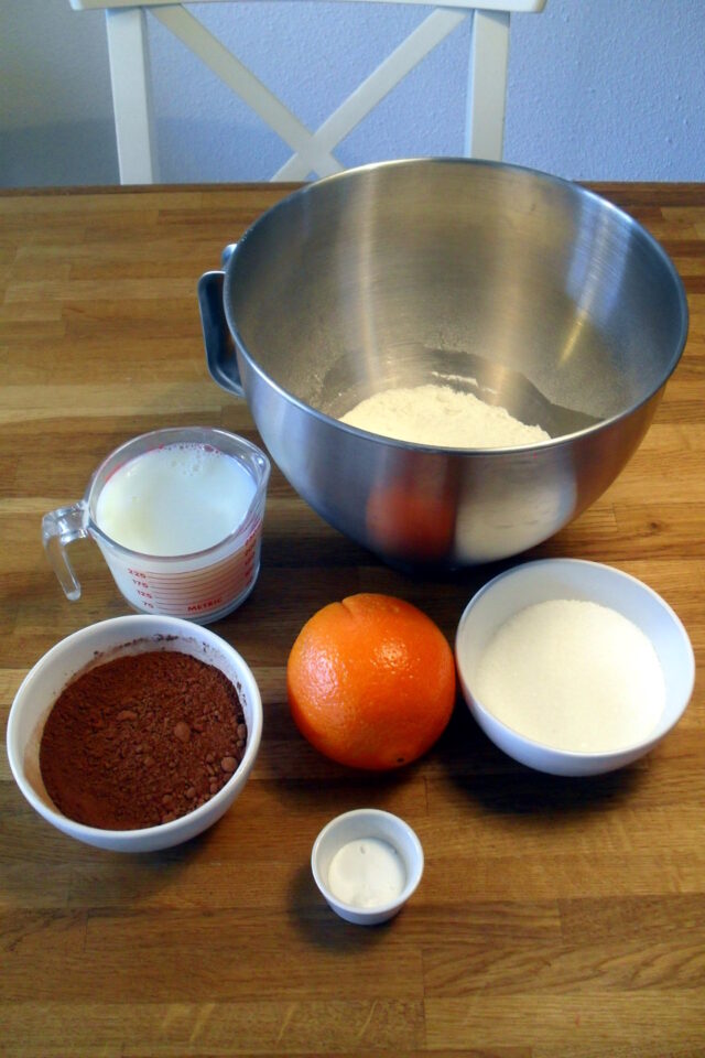 Ingredienti per la torta cioccolato e arancia: farina, cacao, zucchero, latte di soia e un’arancia