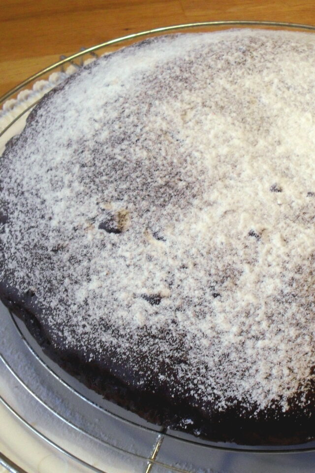 Torta cioccolato e arancia spolverata con zucchero a velo