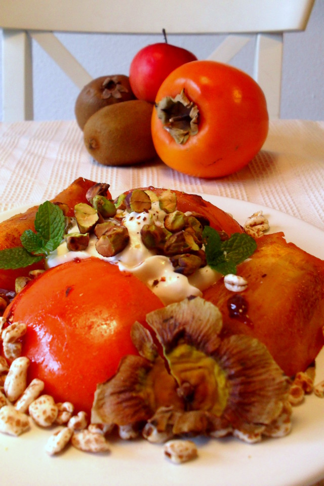 Cachi caramellato croccante con yogurt di soia, pistacchi e cereali soffiati