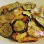 pasta-al-pomodoro-con-chips-di-melanzane-e-zucchine-immagine.jpg