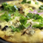 Pizza con gorgonzola funghi e rucola,
