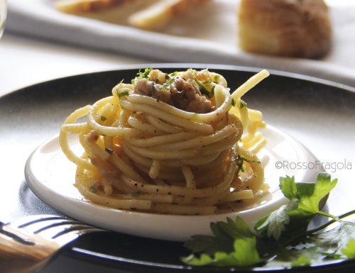 Spaghetti con tonno e curcuma innaffiati al prosecco