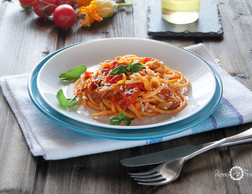 Spaghetti con pomodorini fiori di zucca e melanzane