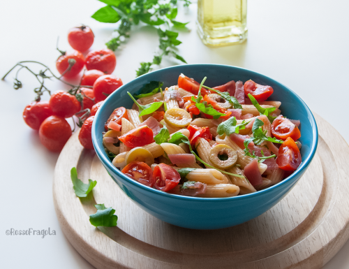 Insalata di pasta fredda con olive rucola e speck… facile e saporita!