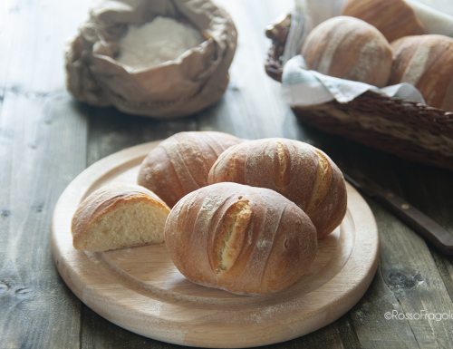 Pane semplice fatto in casa, gustoso come quello di una volta