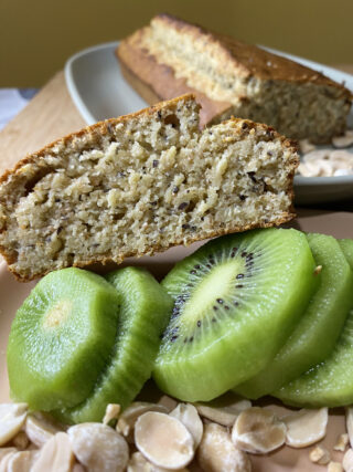 Plum-cake ai kiwi e arachidi 
