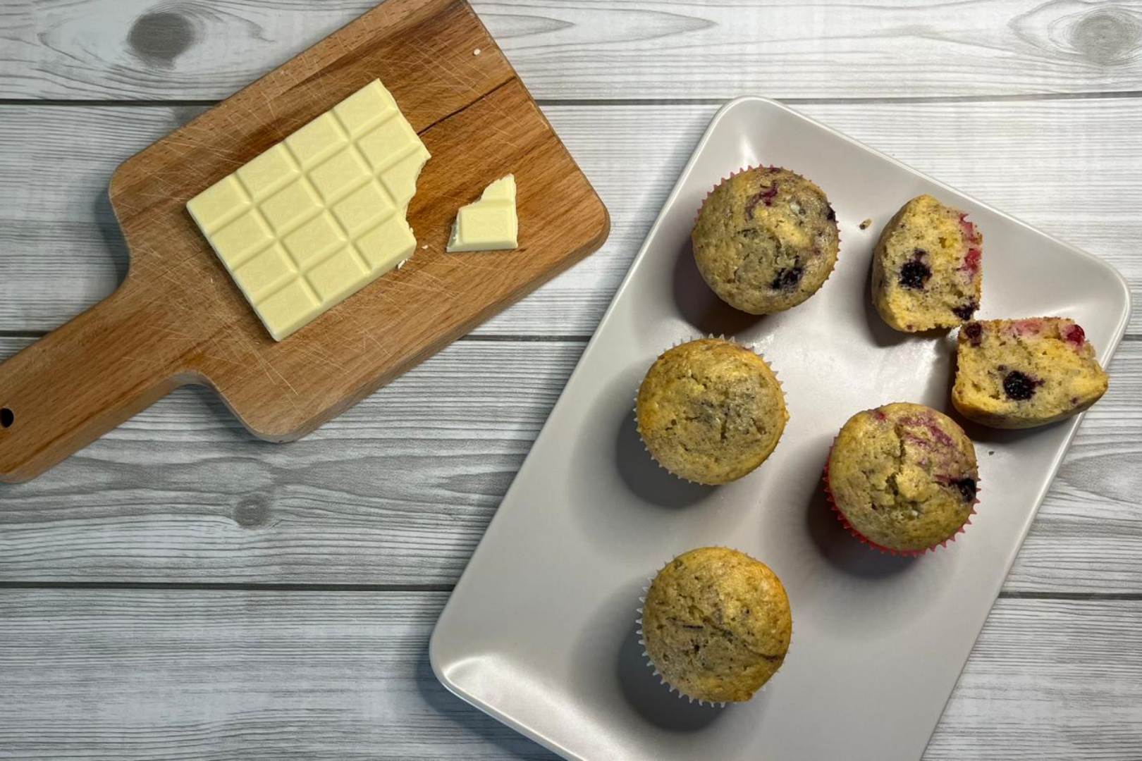 muffin con frutti di bosco e cioccolato bianco