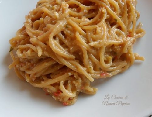 Spaghetti con pesto di frutta secca e pomodorini freschi