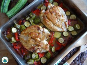 Pollo con zucchine e peperoni al forno