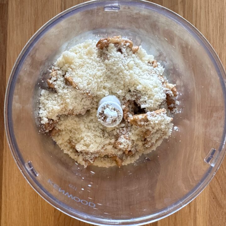 ricetta con noci latte e formaggio grattugiato