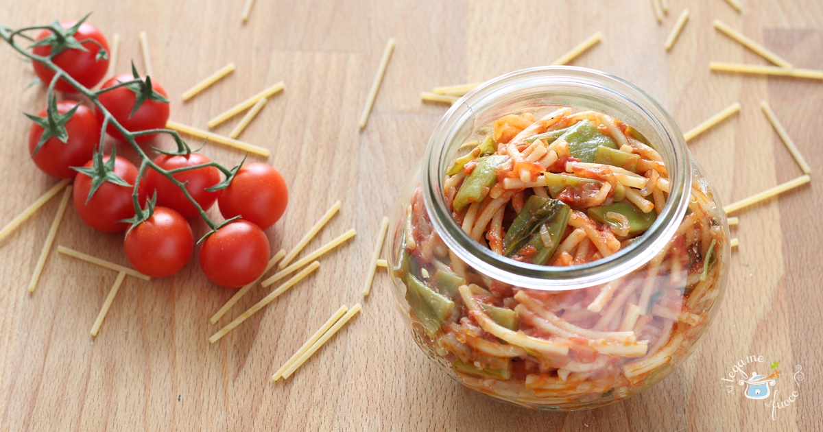 Pasta in vasocottura al microonde con piattoni e pomodoro
