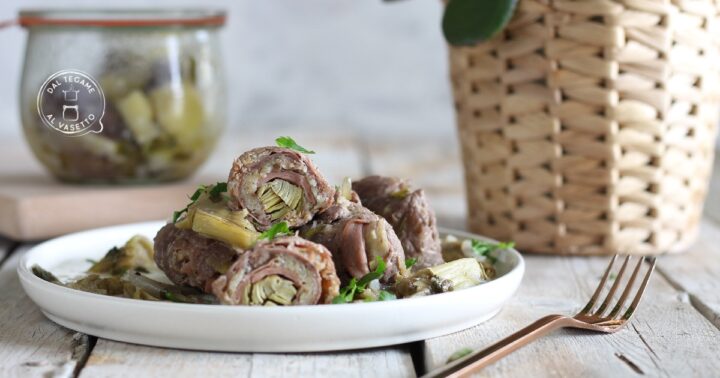 carne di manzo sottile arrotolata con verdure e cotta in vasetto al microonde