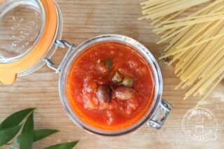 sugo alla puttanesca con capperi e olive in vasocottura