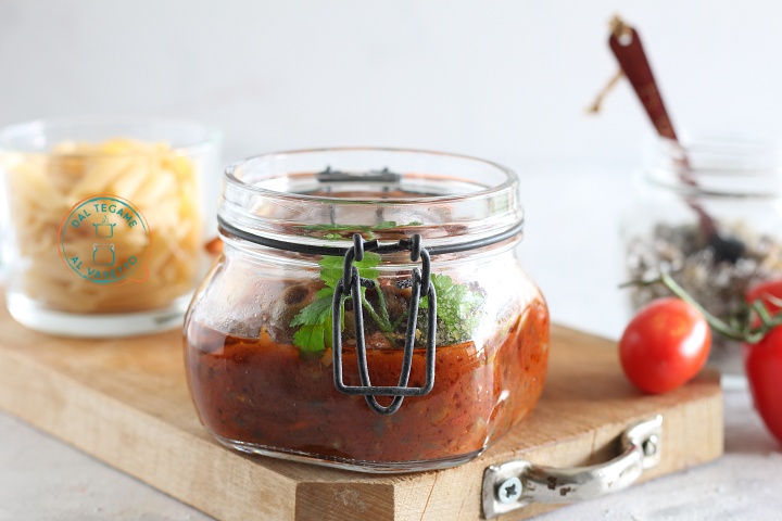 ragù di baccalà con olive e pomodoro in vasocottura