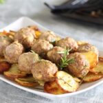 polpette e patate fritte in friggitrice ad aria