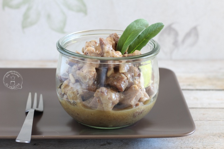 carne di maiale cotta in vasetto al microonde