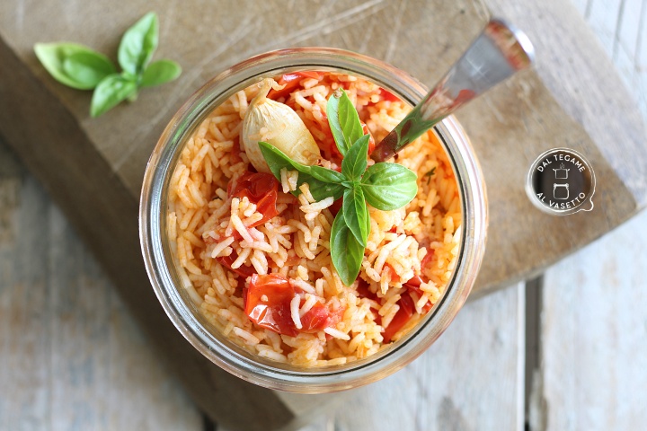 riso con pomodorini aglio e basilico cotto nel vasetto al microonde in vasocottura