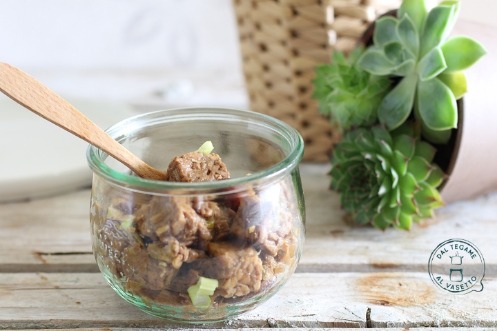 cubetti di tempeh alle mandorle cotto in vasocottura al microonde nel vasetto